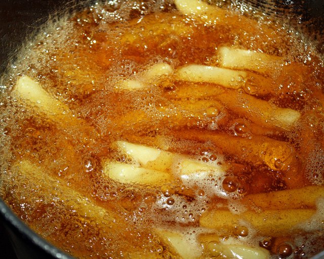 How to Deep Fry With a Mix of Olive & Canola Oils livestrong