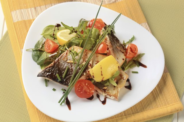 Fish fillet with salad greens and tomatoes