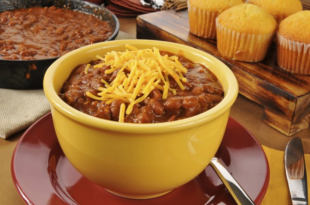 Chili con carne with cornbread muffins
