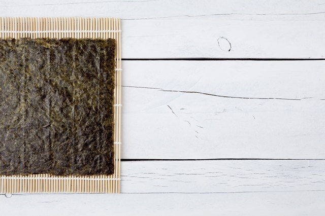 Dried seaweed and makisu on a white table