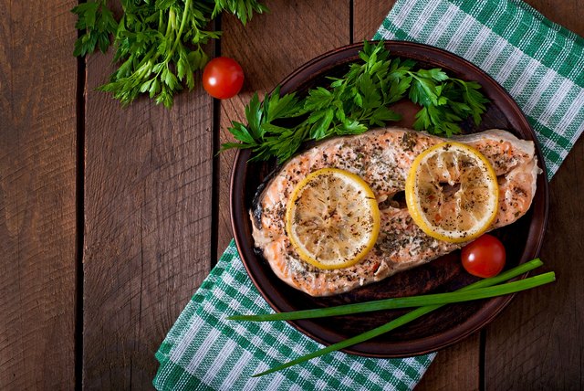 Baked salmon steak with lemon and herbs