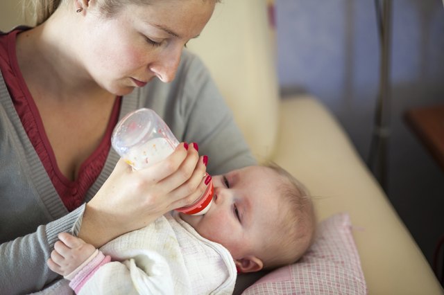 how-to-mix-breast-milk-with-whole-milk-livestrong