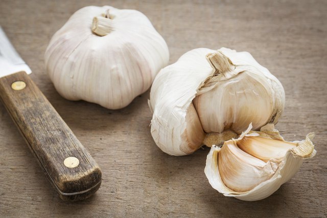 why-does-garlic-make-my-stomach-hurt-livestrong