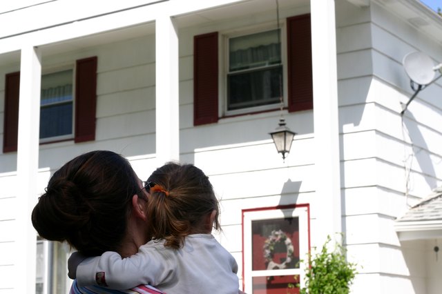 Grants for Single Mothers to Buy a House | Livestrong.com
