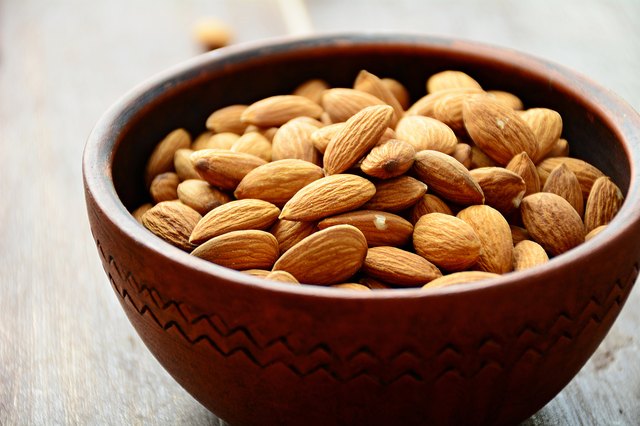 can-i-eat-almonds-if-i-have-peanut-allergies-livestrong