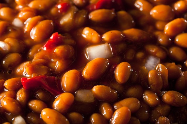 How to Cook a Large Amount of Northern Beans in an Electric Roaster | livestrong