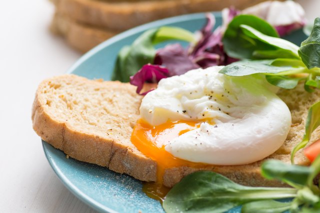 Poached egg on whole wheat toast
