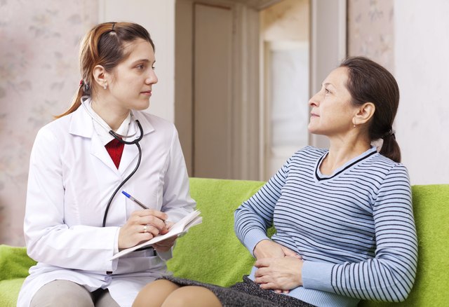 woman complaining to doctor about stitch in side