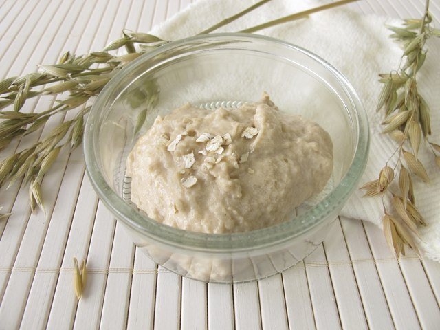 Facial mask with oats