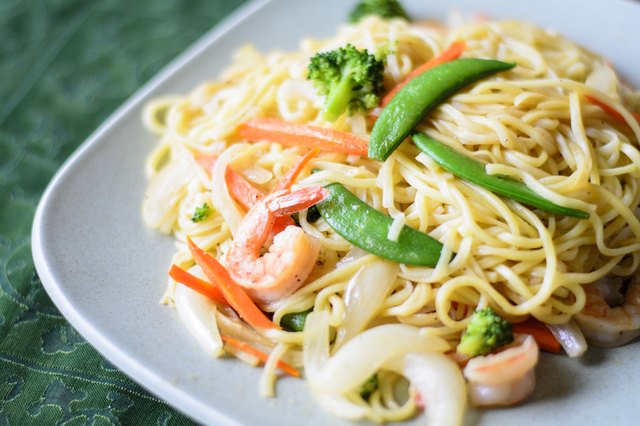 how-to-cook-dried-noodles-for-chow-mein-livestrong