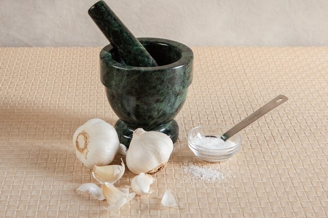 how-to-use-garlic-for-toothache-livestrong