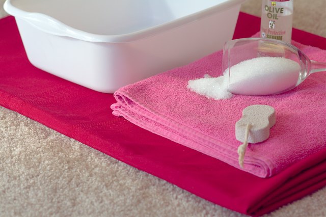 how-to-soak-dry-cracked-feet-livestrong