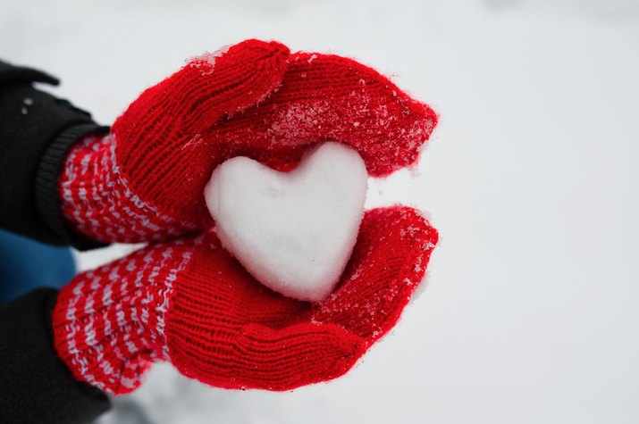 红红的女手套捧着一颗来自雪地的白心