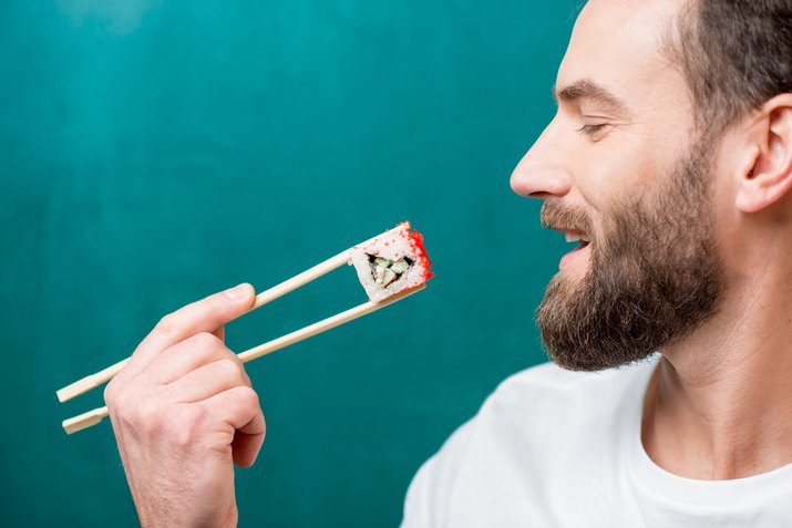 男人用寿司