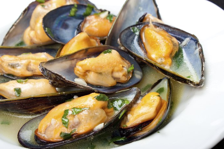 Mussels with white wine and parsley sauce