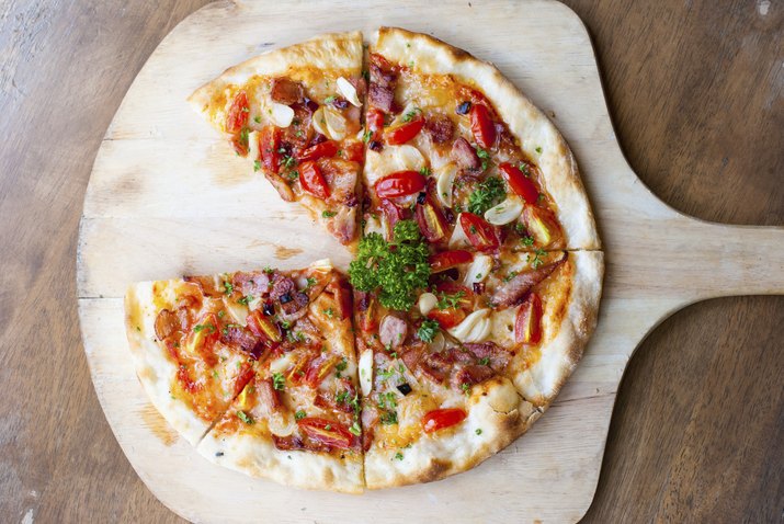 Pizza with bacon, garlic and dried chilli