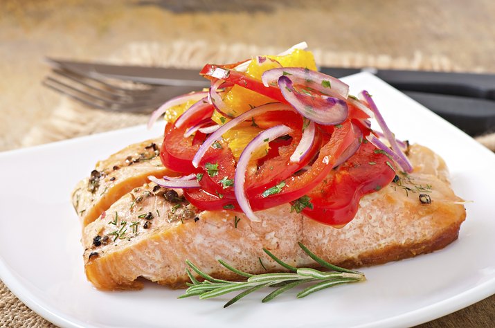 Baked salmon with a salad of sweet peppers and oranges