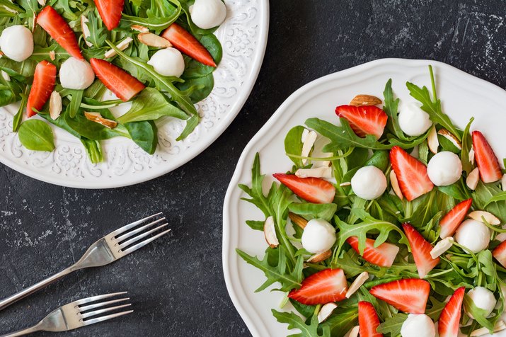 Salad with arugula, strawberries, almonds and mini mozzarella balls