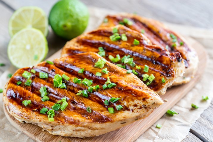 Grilled chicken breasts in lime sauce for muscle building diet