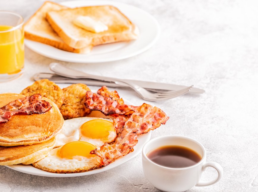 不健raybet投注康的早餐和培根和煎饼