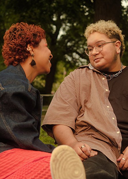 一个LGBTQIA+在公园里进行情侣谈话